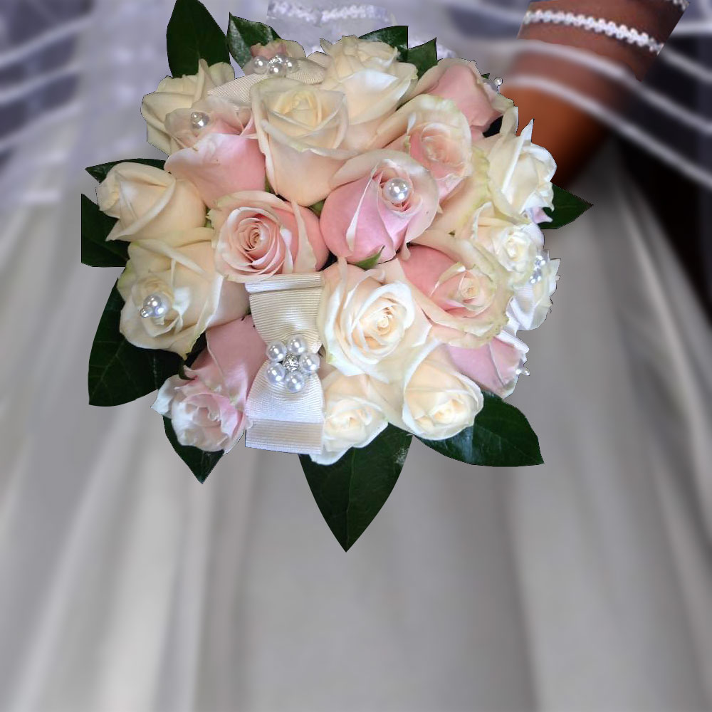 Fantastico Bouquet per Sposa a Roma con rose rosa e rose bianche rifinito con swarovski